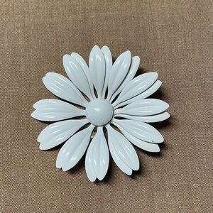Vintage White Daisy Flower Brooch - Enamel